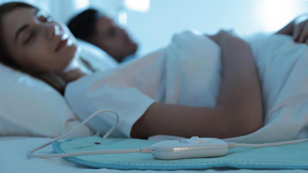 Žena spící na ohřívací dečce_03