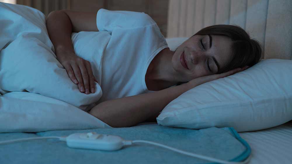 Žena spící na vyhřívané dece_03