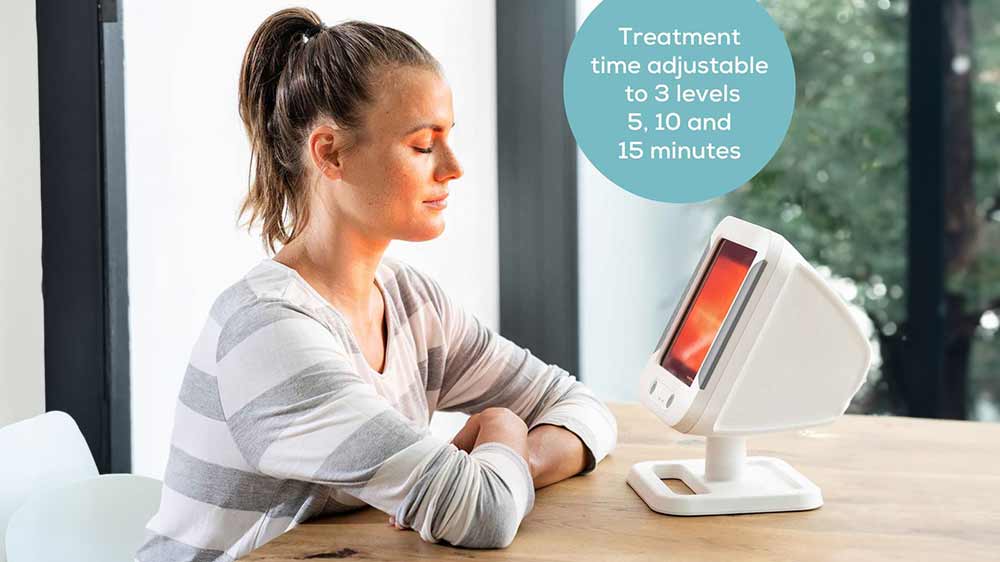 Žena dopřávající si terapii s infračervenou lampou Sanitas SIL 55_02