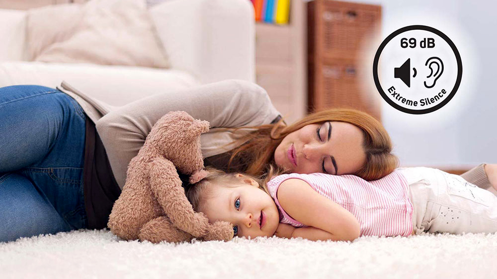 Žena s dcerou odpočívají na koberci_03