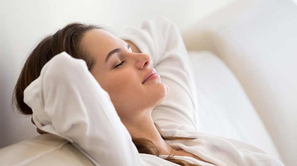 Mladá žena si užívá svěží vzduch_02