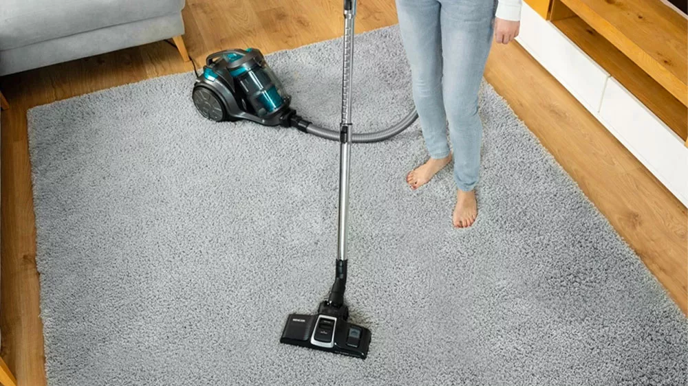Sencor bezsáčkový vysavač SVC 1086TQ vysávání koberce_04