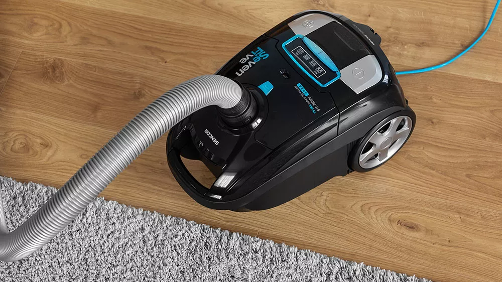 Sáčkový vysavač Sencor SVC 7500BK na podlaze_04