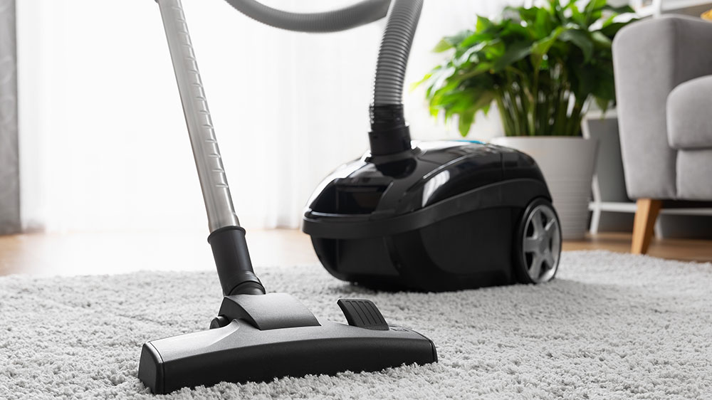 Sáčkový vysavač Sencor SVC 7500BK na koberci_06