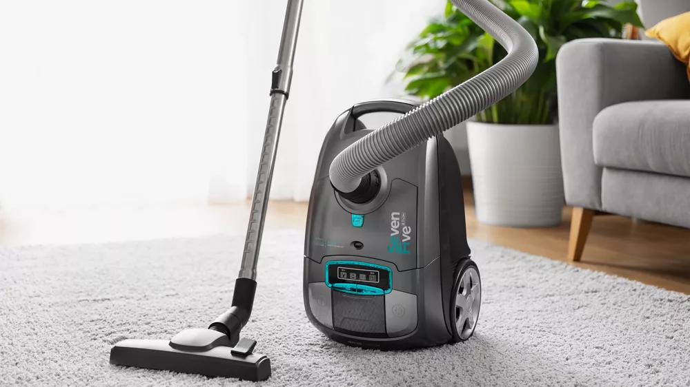 S&aacute;čkov&yacute; vysavač sencor SVC 7550TI na koberci_02