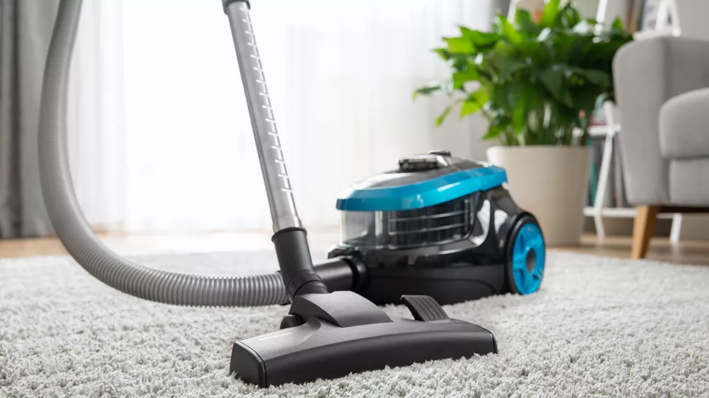 Bezs&aacute;čkov&yacute; vysavač SVC 1035TQ 3AAA na koberci_05