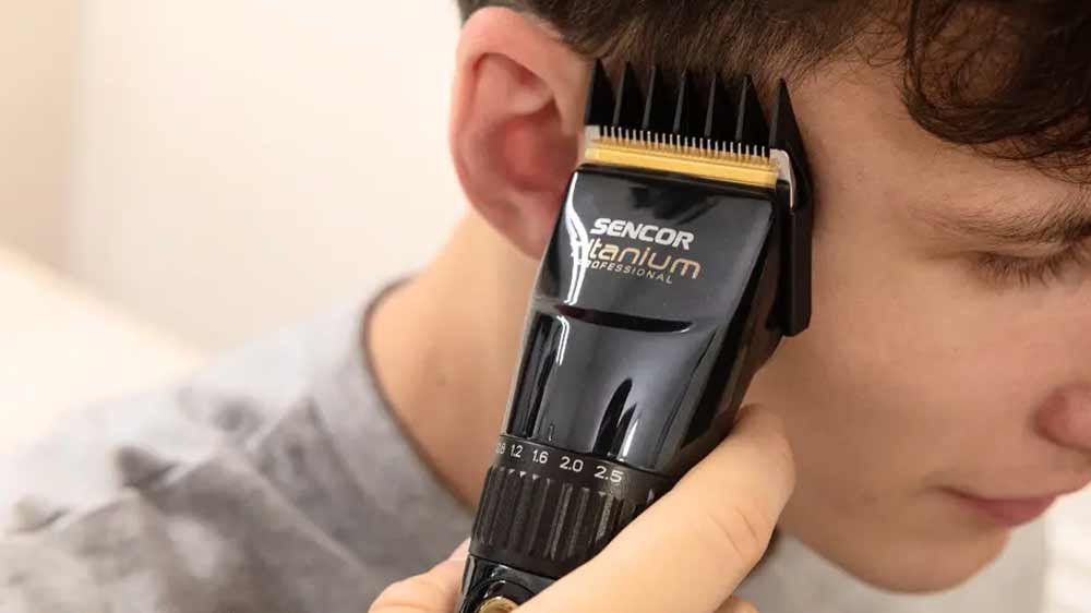 Muž se zastřihovačem vlasů Sencor SHP 8900BK_02