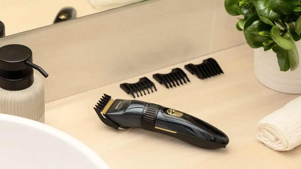 Zastřihovač vlasů s n&aacute;stavci Sencor SHP 8900BK v koupelně_03