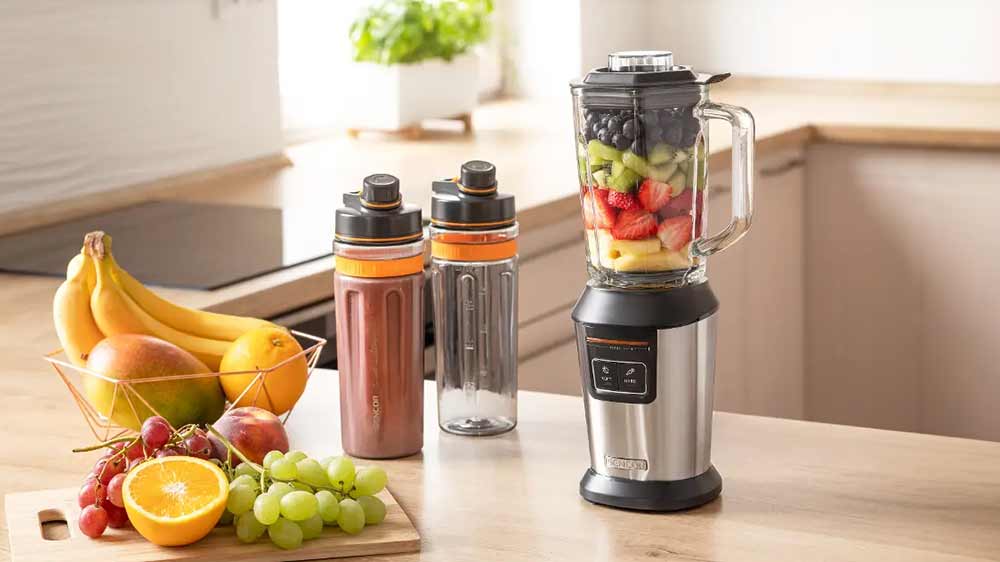 Smoothie mixér Sencor SBL 7550SS s ovocem na kuchyňské lince_02“