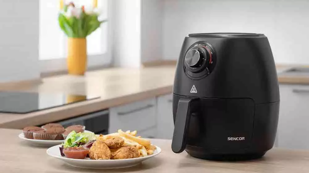 Horkovzdu&scaron;n&aacute; frit&eacute;za Sencor SFR 3130BK na kuchyňsk&eacute; lince_02