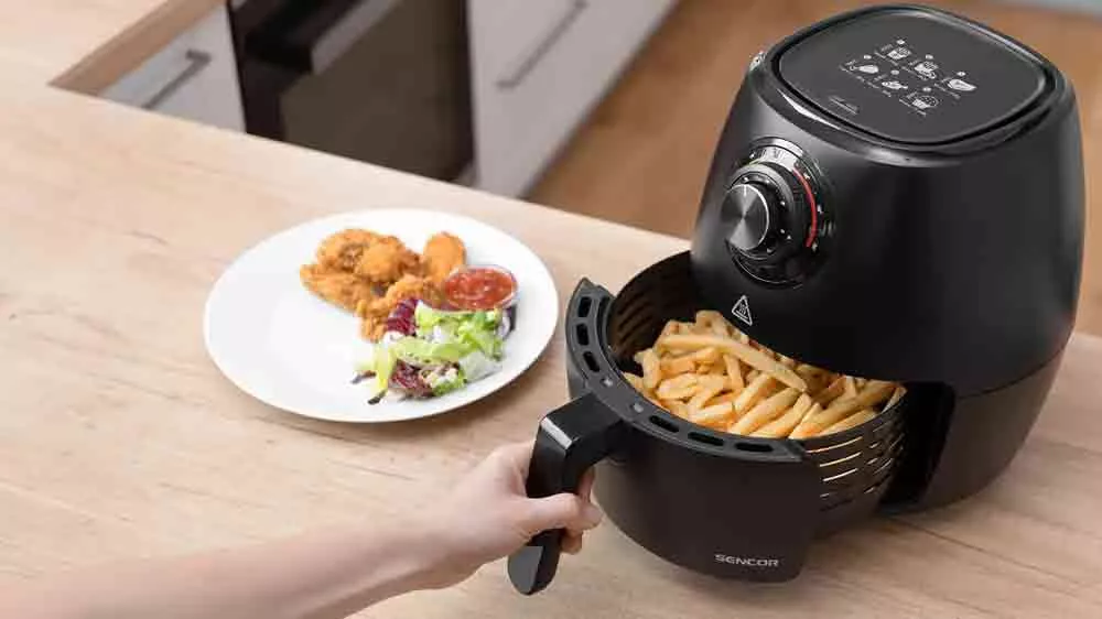 Horkovzdu&scaron;n&aacute; frit&eacute;za Sencor SFR 3130BK s otevřen&yacute;m ko&scaron;em pln&yacute;m hranolek_03