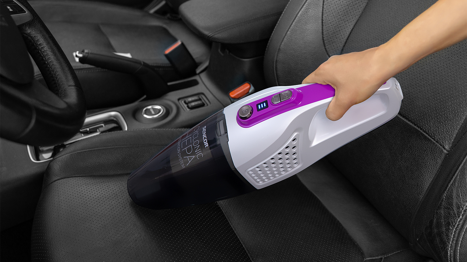 Ruční vysavač Sencor SVC 7814VT při úklidu interiéru auta