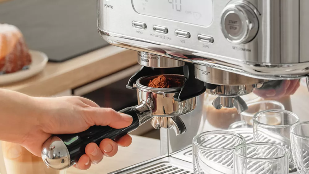Sencor SES 6050SS lever coffee machine grinding coffee_08