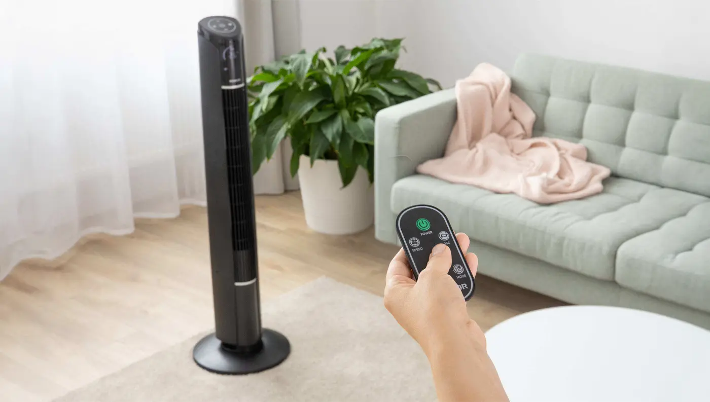 Sloupov&yacute; ventil&aacute;tor v kancel&aacute;řsk&eacute;m interi&eacute;ru
