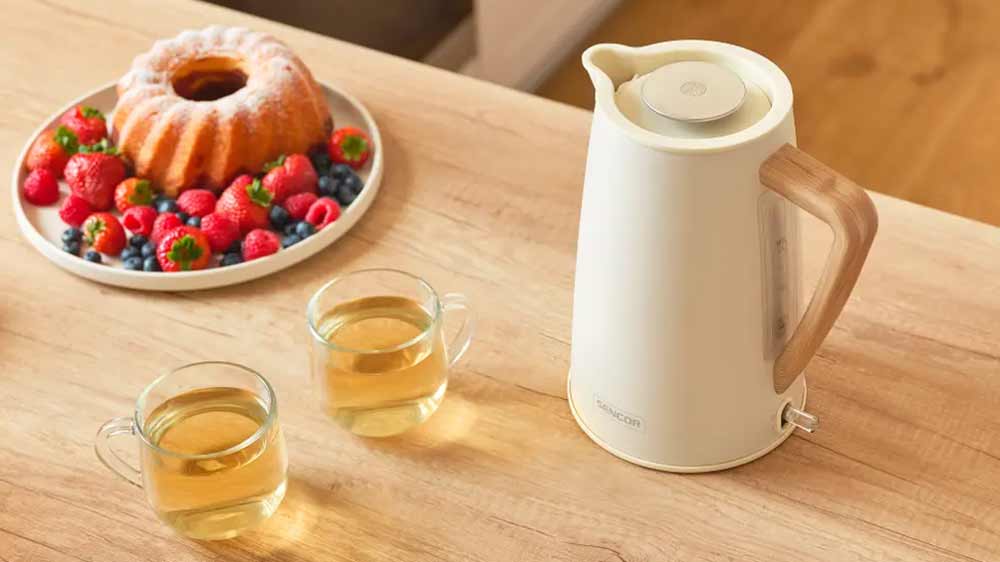 Konvice Sencor SWK 2717YG na stole s bábovkou a s hrníčky s čajem_02