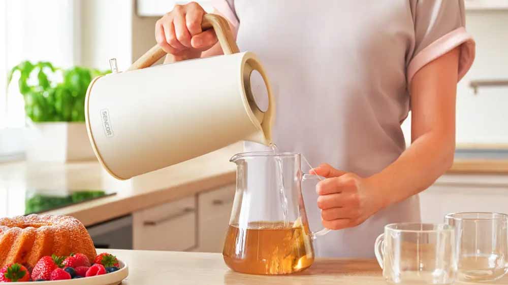 Nalévání horké vody z konvice Sencor SWK 2717YG_03