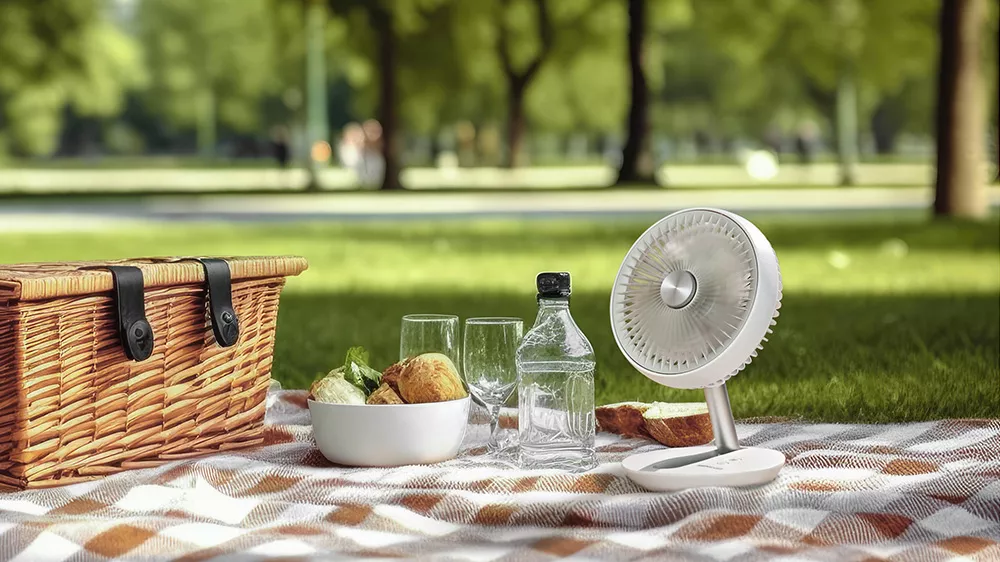 Piknikov&aacute; deka a na n&iacute; stoln&iacute; ventil&aacute;tor Sencor SFE 0773WH_02