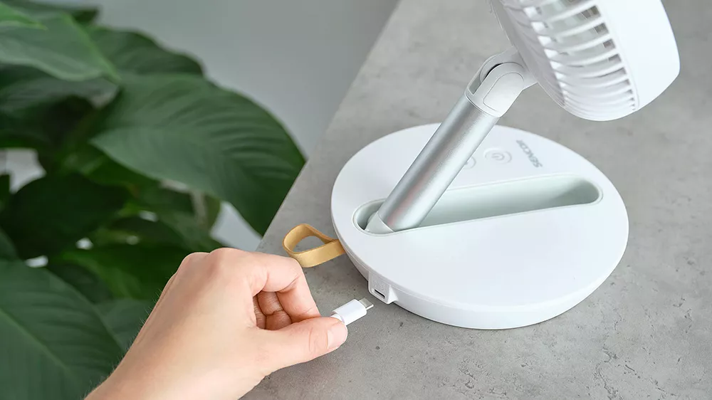 Nab&iacute;jen&iacute; přes USB stoln&iacute;ho ventil&aacute;toru Sencor SFE 0773WH_04