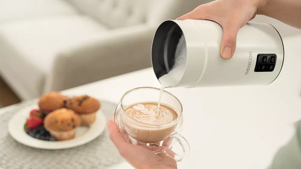 Nal&eacute;v&aacute;n&iacute; ml&eacute;ka do &scaron;&aacute;lku k&aacute;vy s napěňovačem ml&eacute;ka Sencor SMF 2030WH_03