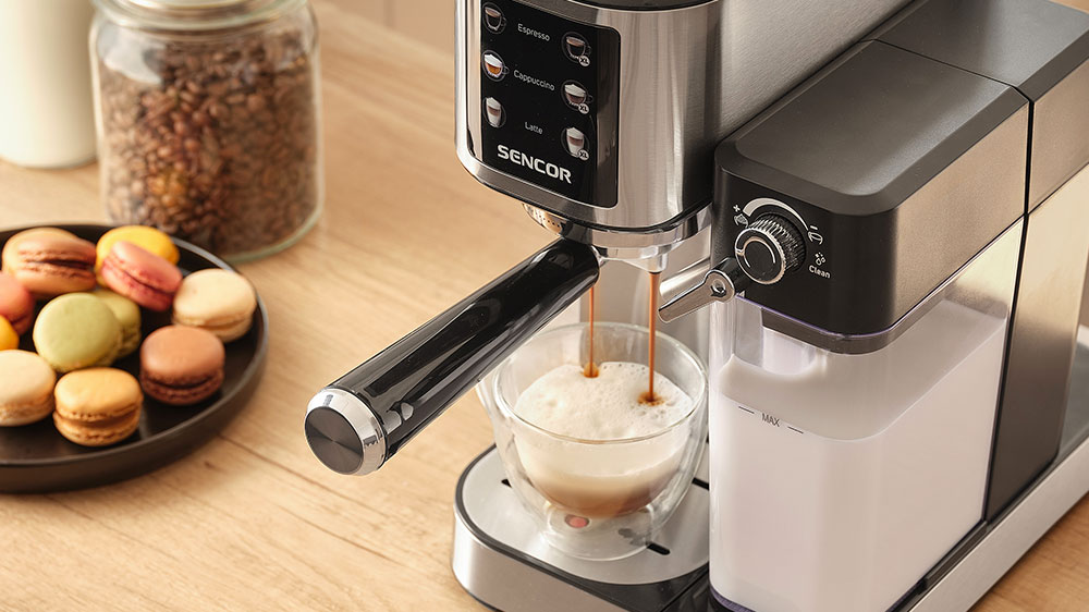 Poloautomatické espresso Sencor SES 4910SS příprava kávy na lince_02
