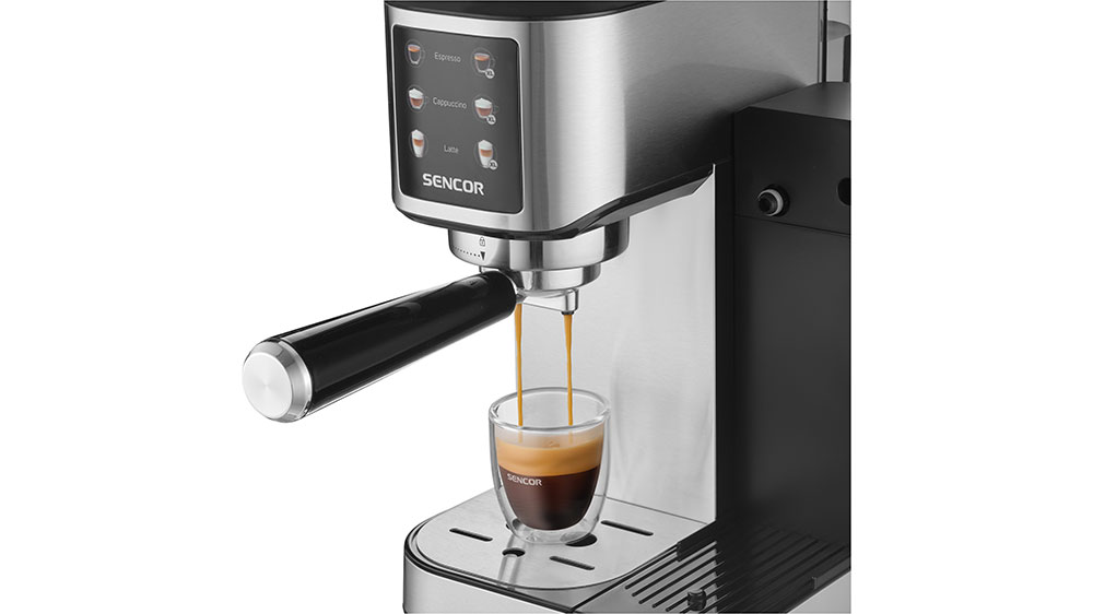 Poloautomatické espresso Sencor SES 4910SS příprava kávy_06