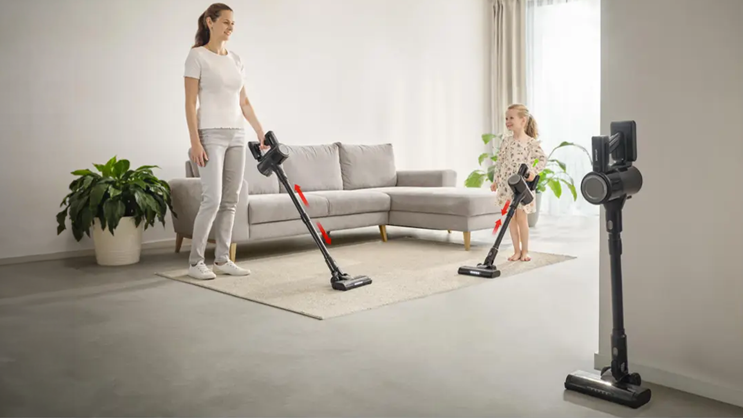 Mama s dcérou vysávajú s nastavenou rôznou dĺžkou teleskopickej tyče Sencor