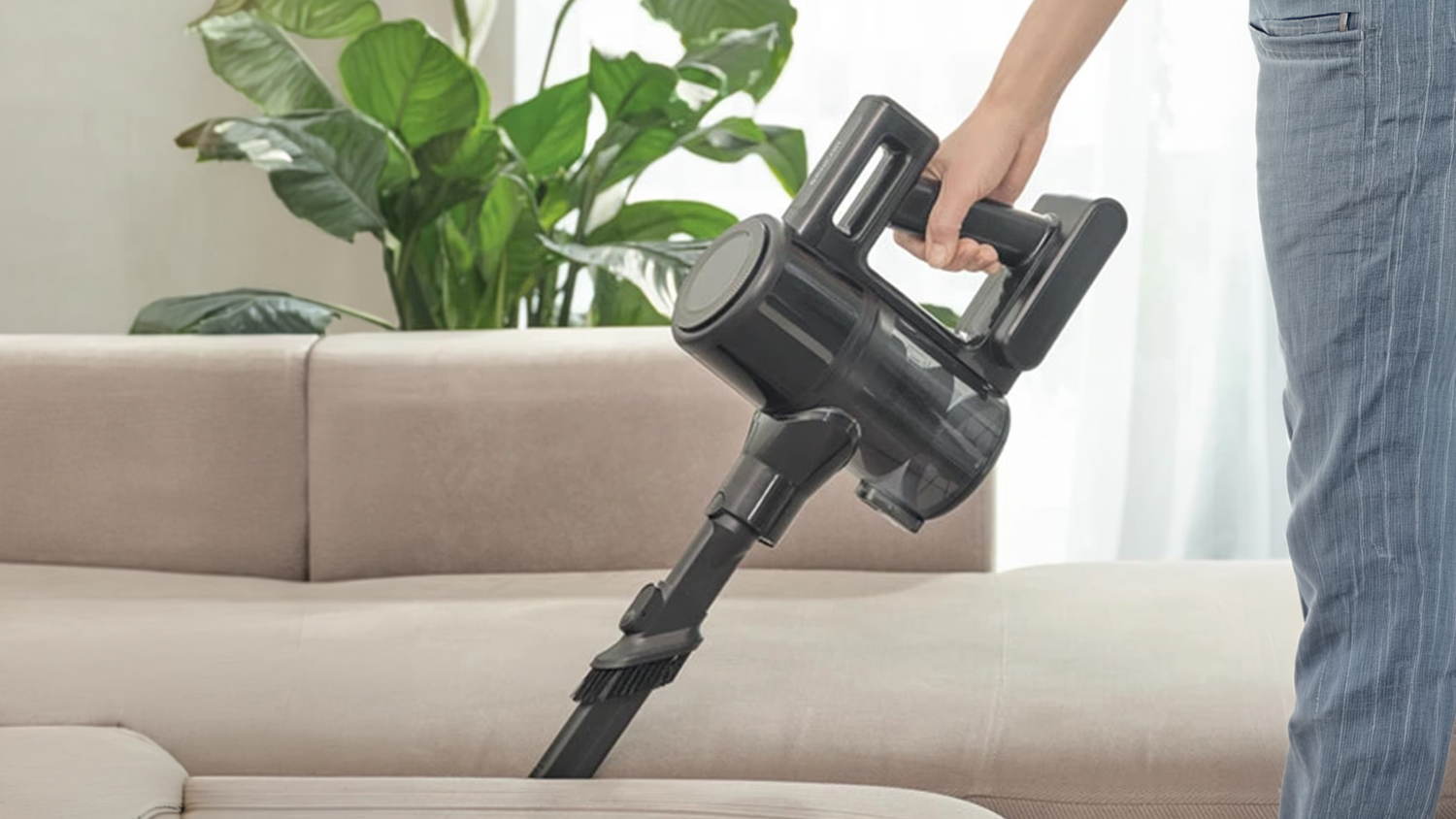 Čistenie sedačky pomocou &scaron;trbinovej hubice Sencor SVXD 7206