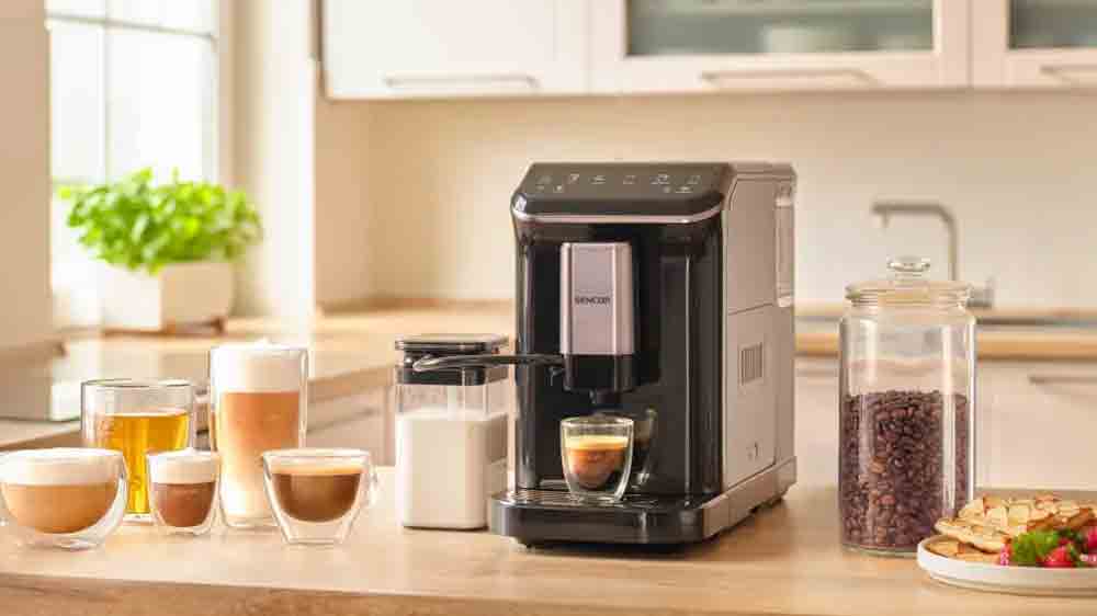 Plne automatick&yacute; k&aacute;vovar Sencor SES 8100BK na kuchynskej linke s niekoľk&yacute;mi druhmi k&aacute;v