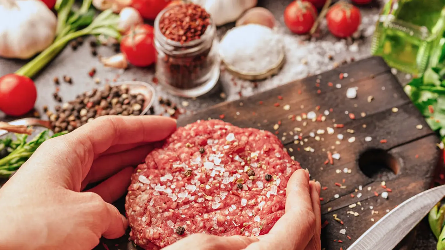 Tvarov&aacute;n&iacute; mlet&eacute;ho masa na hamburger