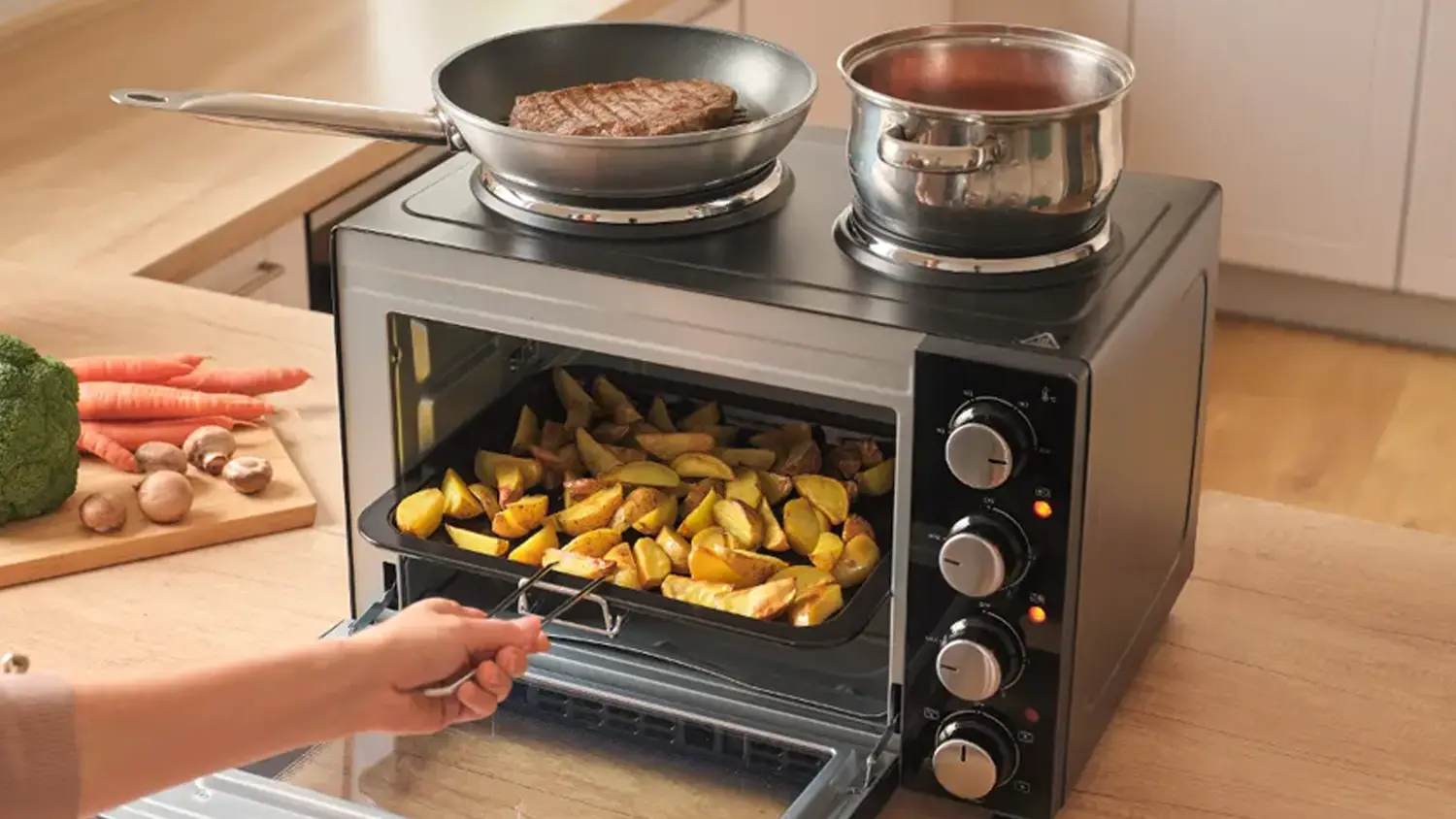 Pečení brambor na plechu v minitroubě Sencor SEO 2800BK
