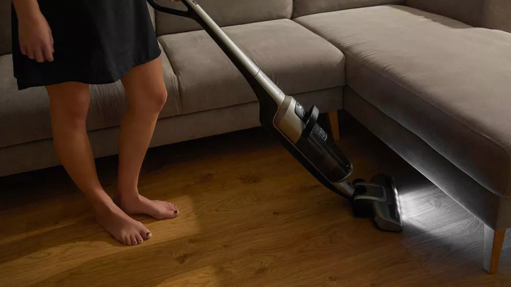 Tyčov&yacute; akumul&aacute;torov&yacute; vysavač Sencor SVC 8936TI LED osvětlen&iacute;_04