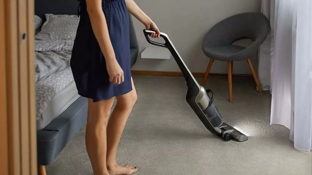Tyčov&yacute; akumul&aacute;torov&yacute; vysavač Sencor SVC 8936TI vys&aacute;v&aacute;n&iacute;_05