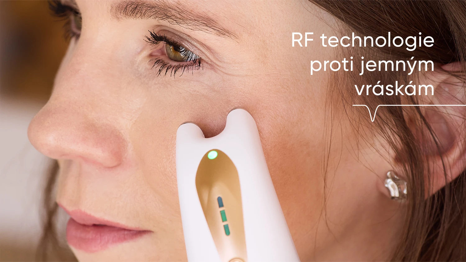 Přibl&iacute;žen&yacute; z&aacute;běr na tv&aacute;ř mlad&eacute; ženy a na RF zař&iacute;zen&iacute; proti vr&aacute;sk&aacute;m