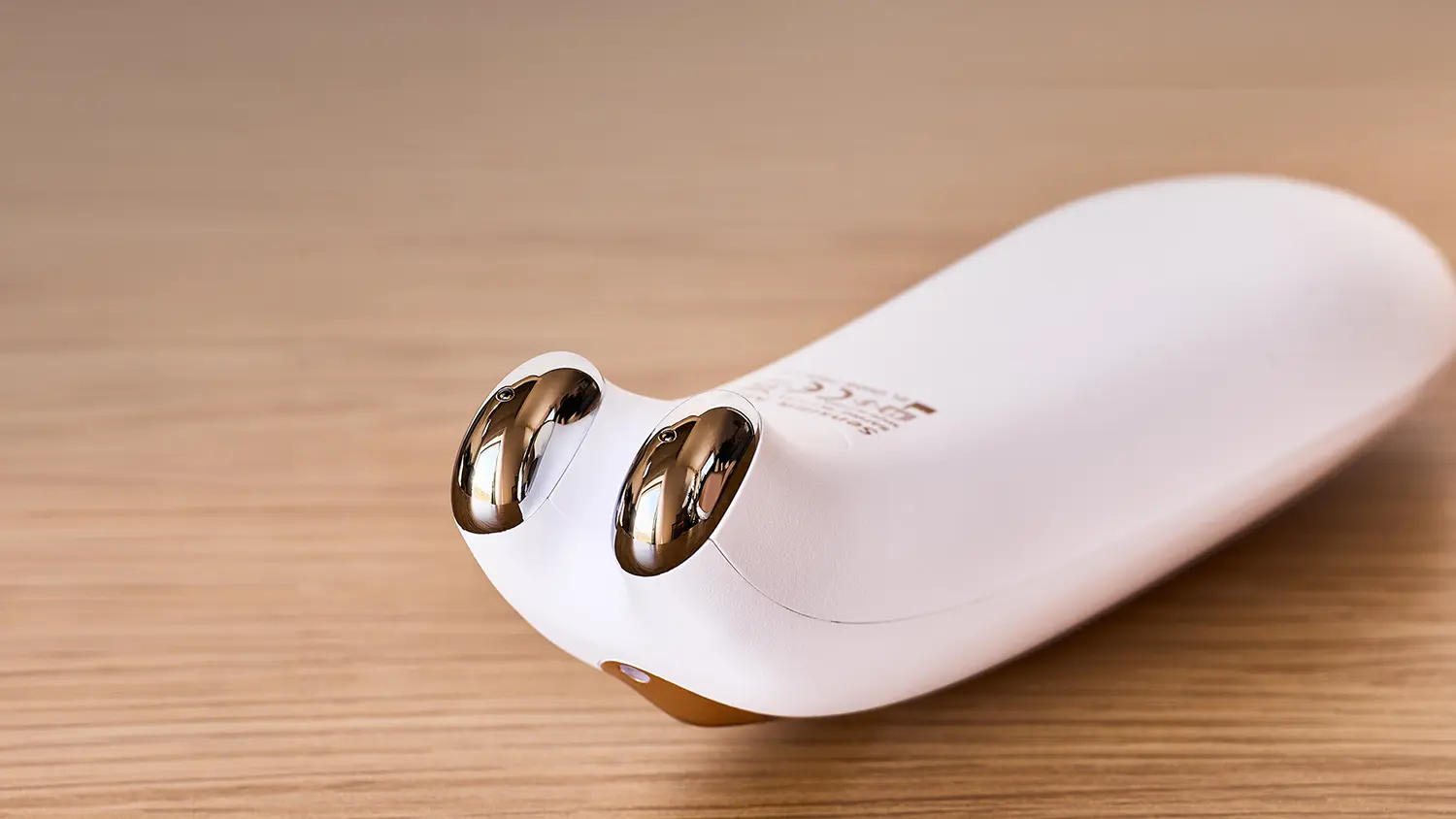 Detailn&iacute; pohled na mas&aacute;žn&iacute; prsty a elektrody RF zař&iacute;zen&iacute;