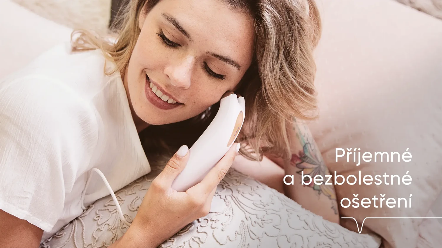Usměvav&aacute; slečna použ&iacute;v&aacute; RF př&iacute;stroj Sensica na tv&aacute;ř