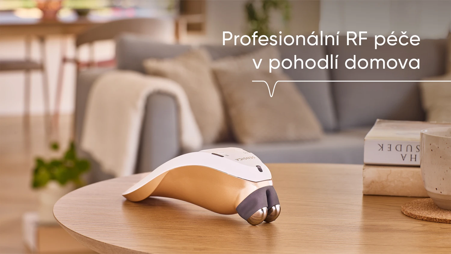 Zařízení pro profesionální RF péči na stolku vedle knížek v obývacím pokoji