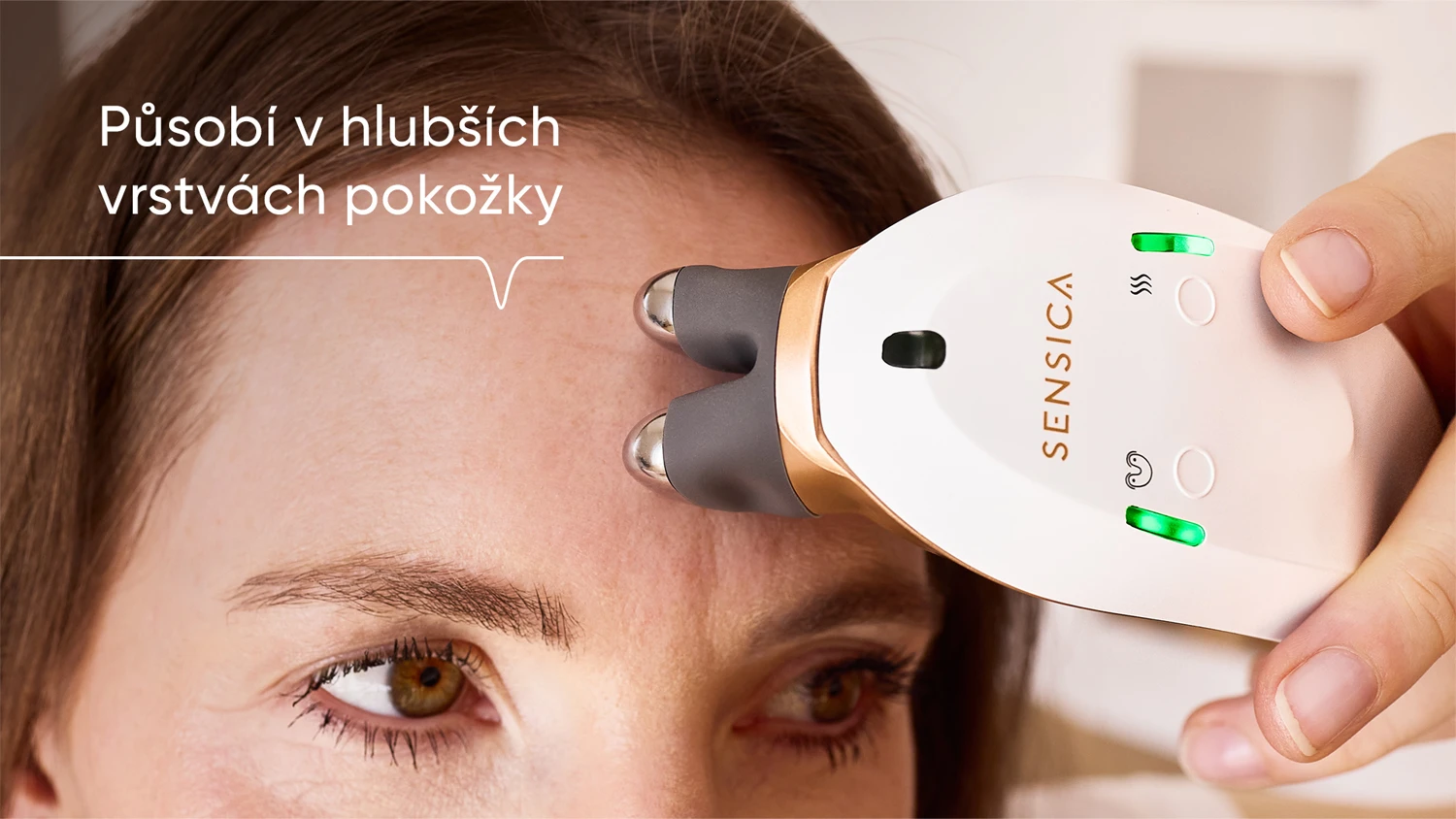 Žena ošetřuje čelo pomocí RF přístroje Sensica proti vráskám