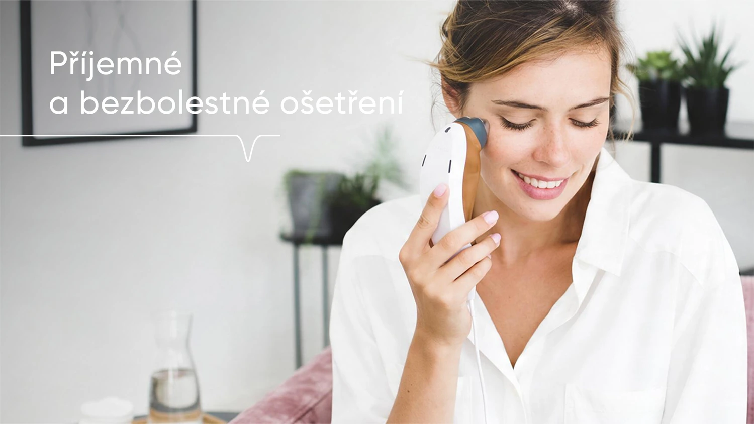 Slečna ošetřuje tvář pomocí RF zařízení Sensica