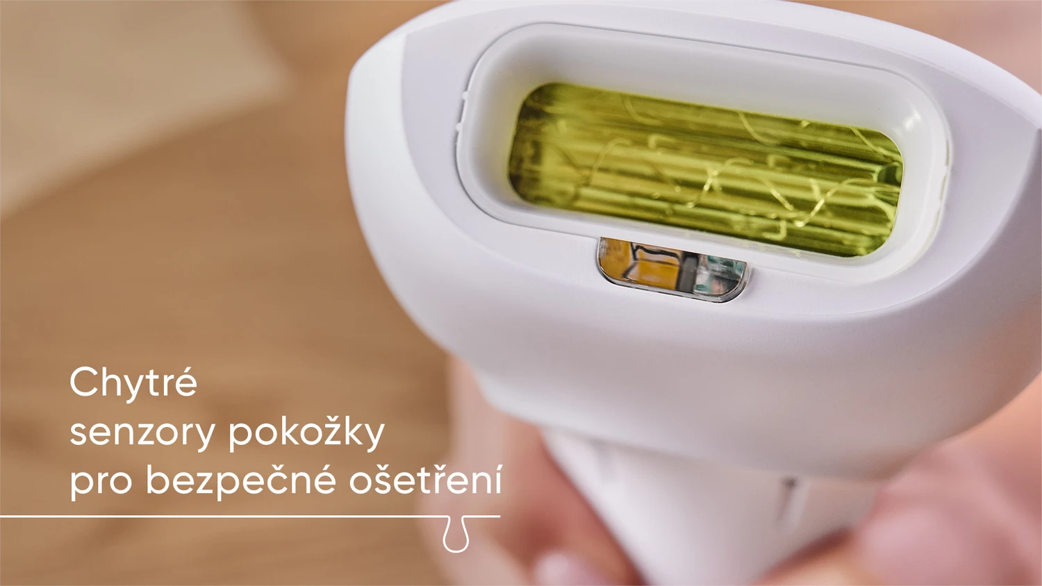 Přibl&iacute;žen&yacute; z&aacute;běr na aplikačn&iacute; ok&eacute;nko a chytr&eacute; senzory IPL epil&aacute;toru Sensica