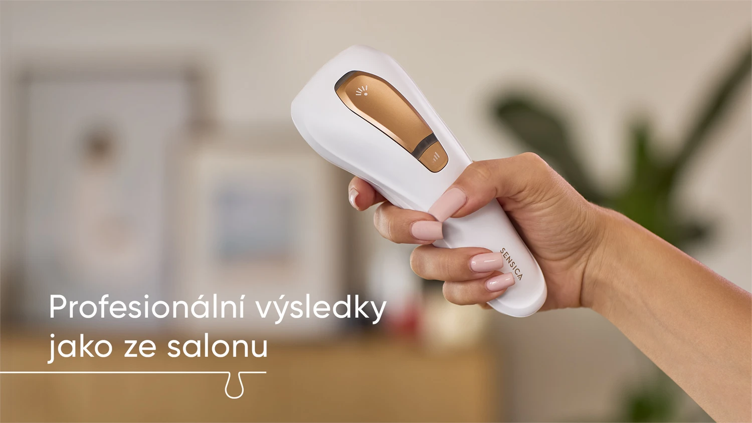IPL epil&aacute;tor Sensica Sensilight Yang v ruce ženy