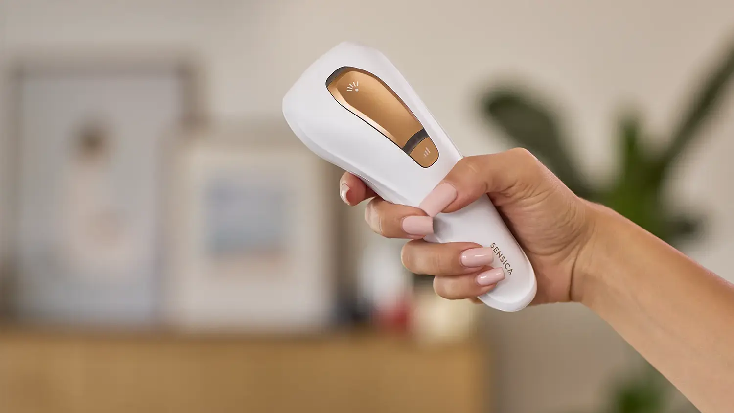 IPL epilátor Sensica Sensilight Yang v ruke ženy