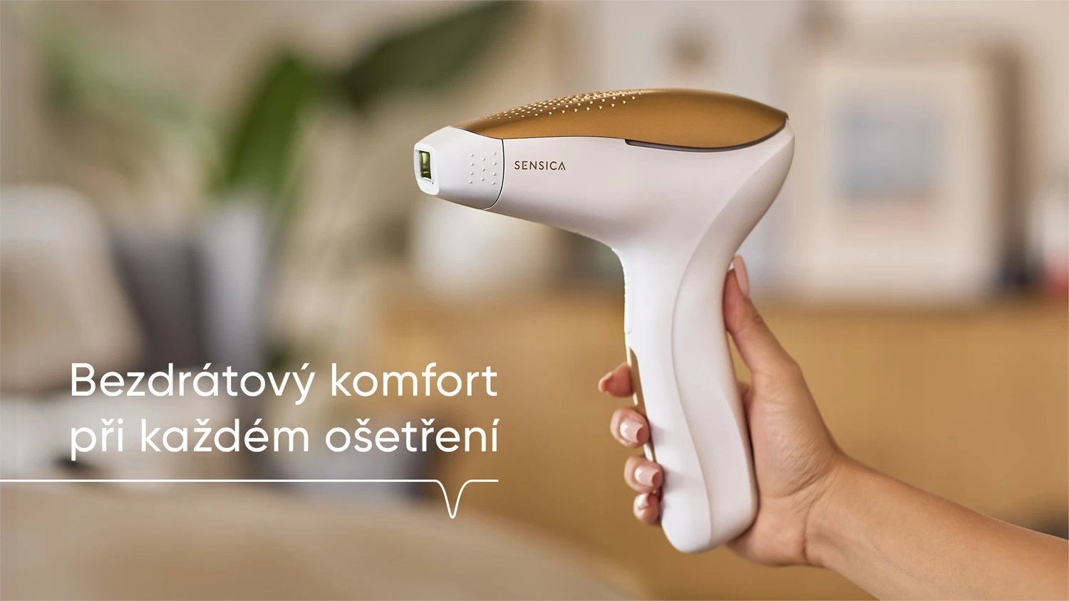 D&aacute;msk&aacute; ruka drž&iacute; IPL epil&aacute;tor Sensica Sensilight&trade; Pro