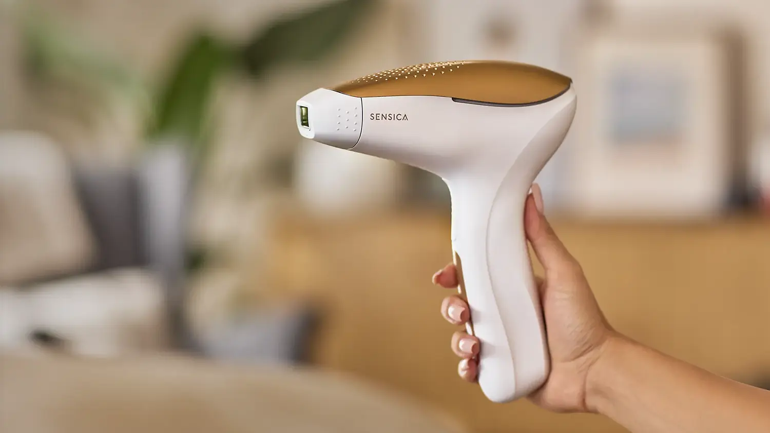 Ženská ruka drží IPL epilátor Sensica Sensilight™ Pro