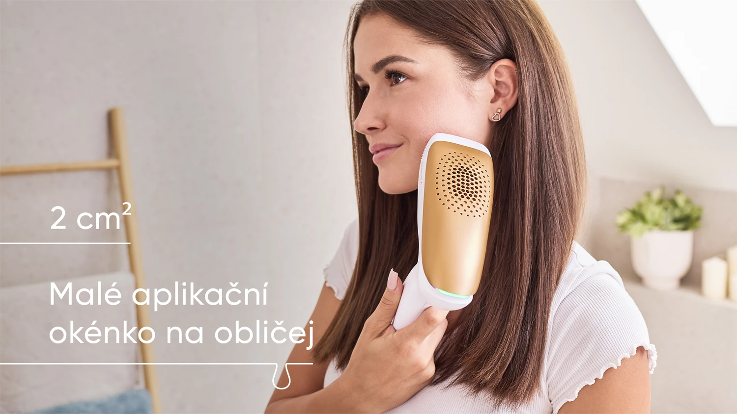 Slečna použ&iacute;v&aacute; IPL epil&aacute;tor s mal&yacute;m aplikačn&iacute;m ok&eacute;nkem na redukci chloupků v obličeji