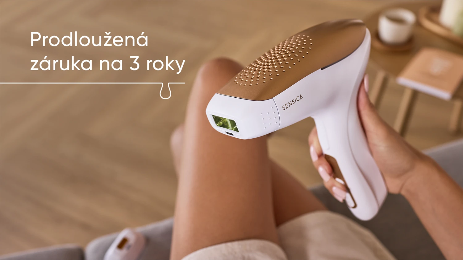 D&aacute;msk&aacute; ruka drž&iacute; IPL epil&aacute;tor Sensica Sensilight&trade; Pro
