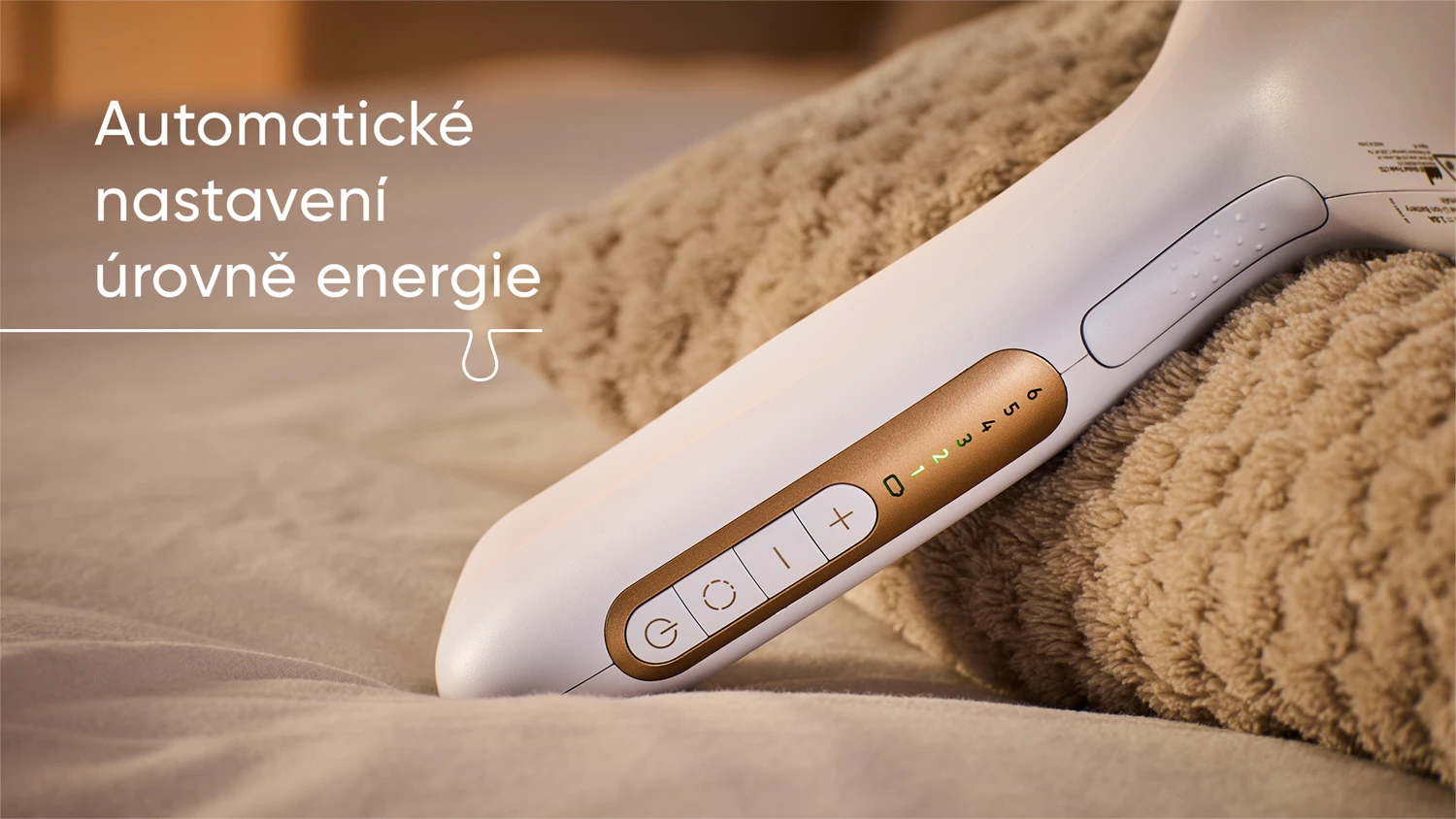 Detailn&iacute; pohled na tlač&iacute;tka a nastaven&iacute; energie u IPL epil&aacute;toru Sensica