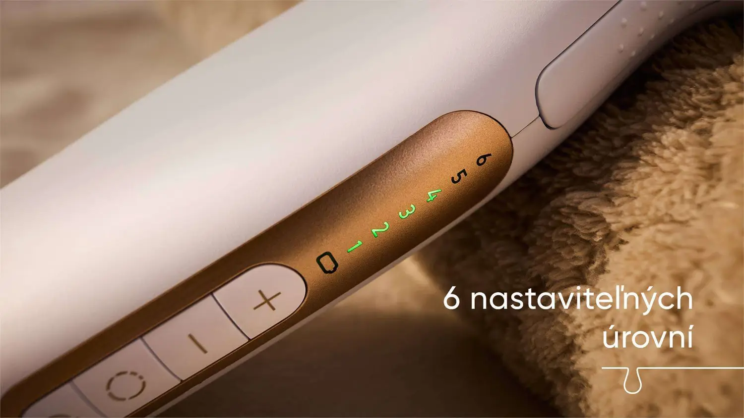 Detailný pohľad na zelené svietiace kontrolky znázorňujúce nastavenie energie IPL epilátora