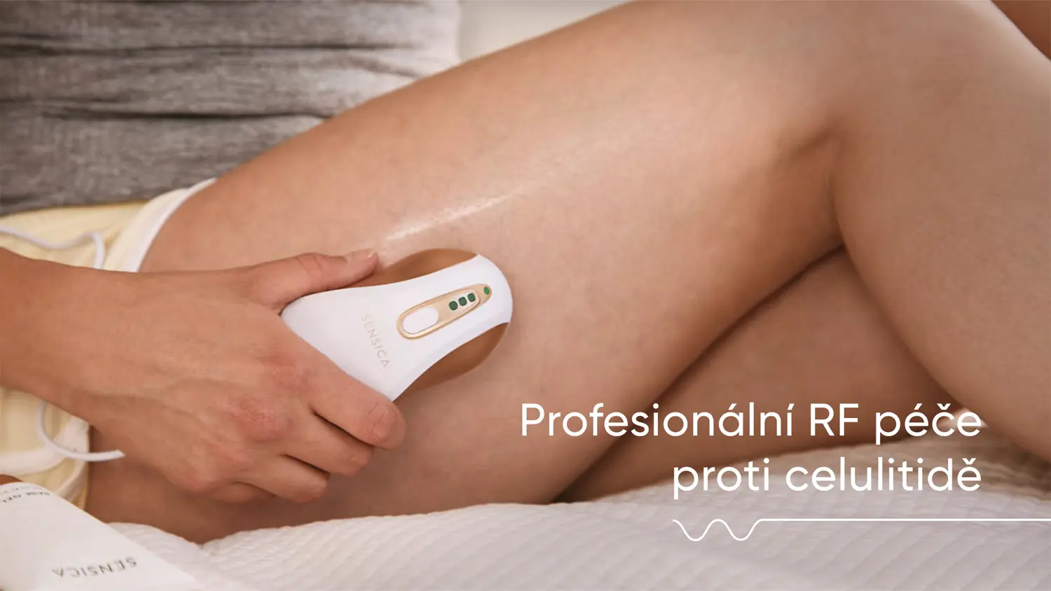 Přiblížený pohled na nohy a na RF zařízení na celulitidu a zpevnění pokožky