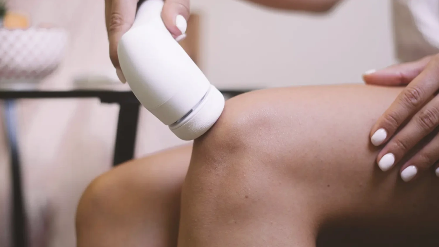 Žena používá Sensica Sensismooth na úpravu pokožky na koleni