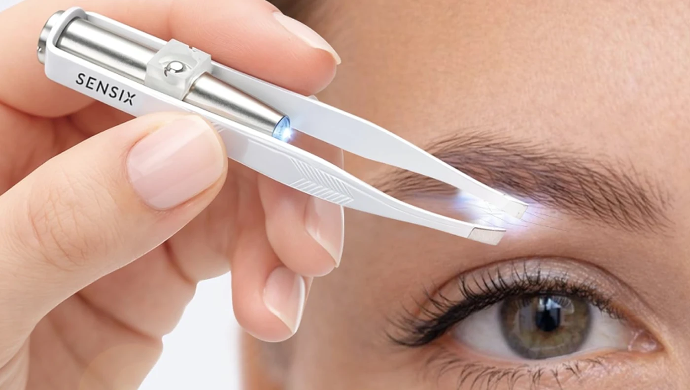 Pinzeta s LED světlem Sensica SENSIX Lumi Tweezers při &uacute;pravě oboč&iacute;